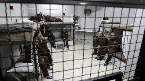 هيئة الأسرى: جرائم طبية بحق الأسرى المصابين في عيادة "سجن الرملة"