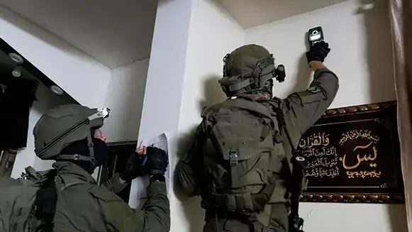 قوات الاحتلال تأخذ قياسات منزلي عائلاتي الشهيدين الشقيقين النمر تمهيداً لهدمها