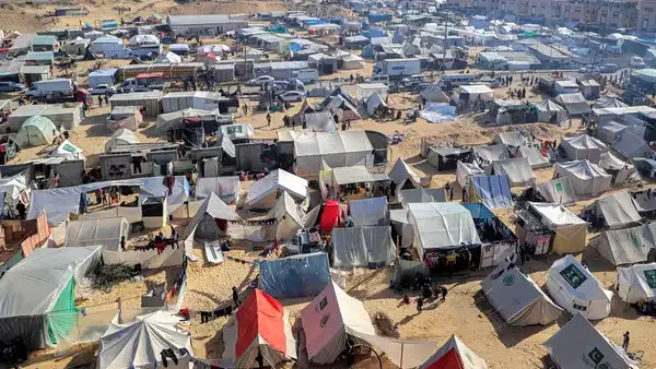 أمطار ورياح تدمر خيام النازحين في وسط قطاع غزة