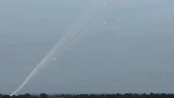 القسام تقصف "تل أبيب" بدفعة صاروخية "كبيرة"