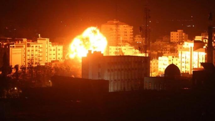 ارتقاء عشرات الشهداء وإصابة مواطنين في قصف الاحتلال المتواصل على قطاع غزة