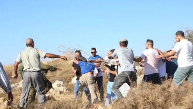 مستوطنون يستولون على محتويات غرفة زراعية شرق بيت لحم