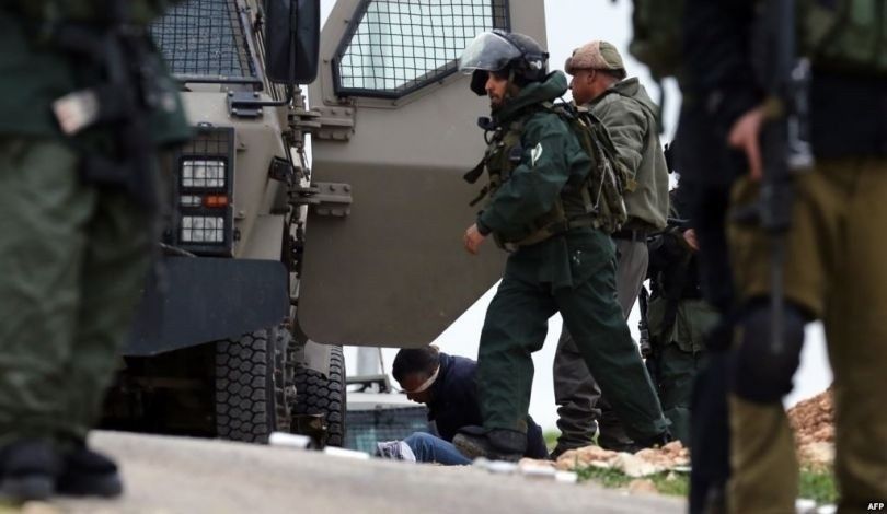 الاحتلال يعتقل مواطنين على حاجز عسكري شمال شرق بيت لحم