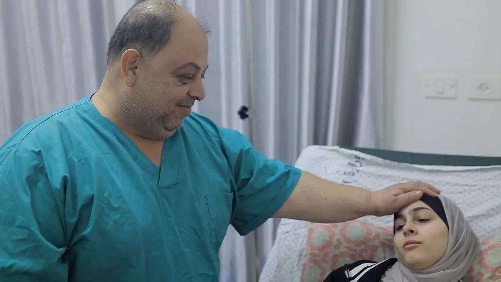 على طاولة مطبخ.. طبيب غزّي ينقذ ابنة أخيه ببتر ساقها دون تخدير