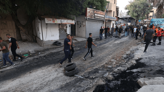 المؤسسة الأمنية توزع طرودا غذائية على سكان مخيمي طولكرم ونور شمس