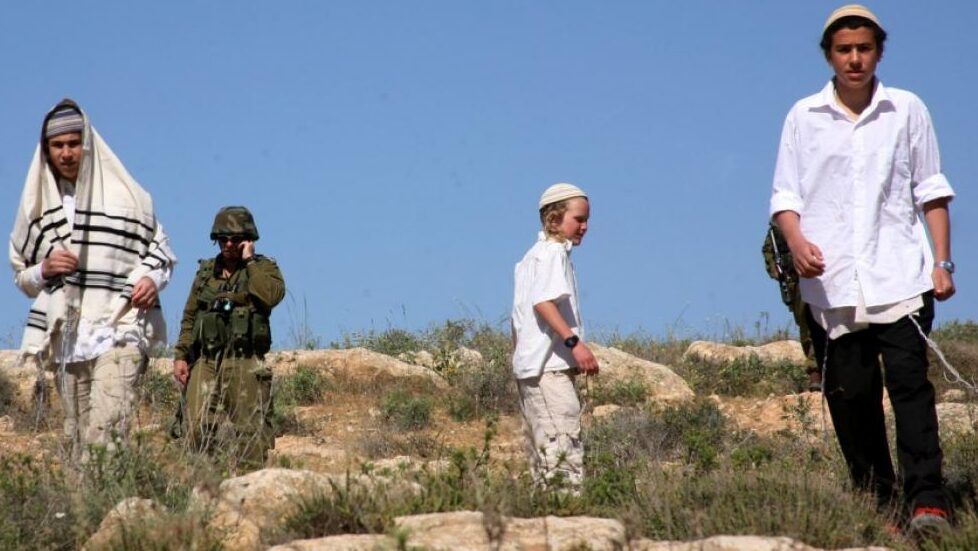 مستوطنون يقتحمون نبع مياه والاحتلال يحتجز مواطناً ونجله في قريوت