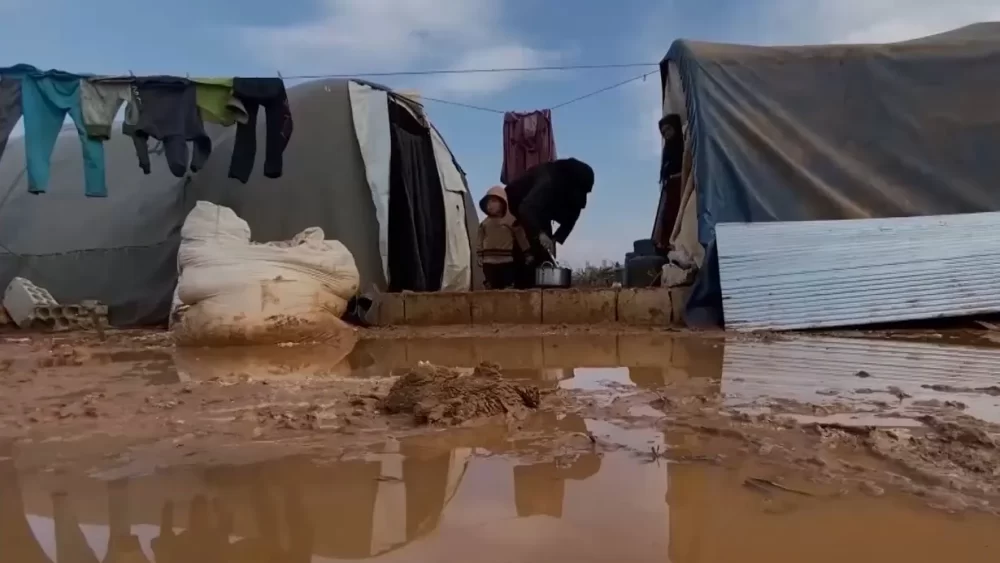 الأمطار الغزيرة تحاصر خيام النازحين ومراكز الإيواء بغزة