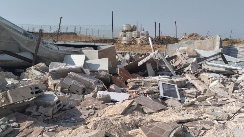 الاحتلال يهدم ناديا للفروسية في قرية قلنديا شمال القدس المحتلة