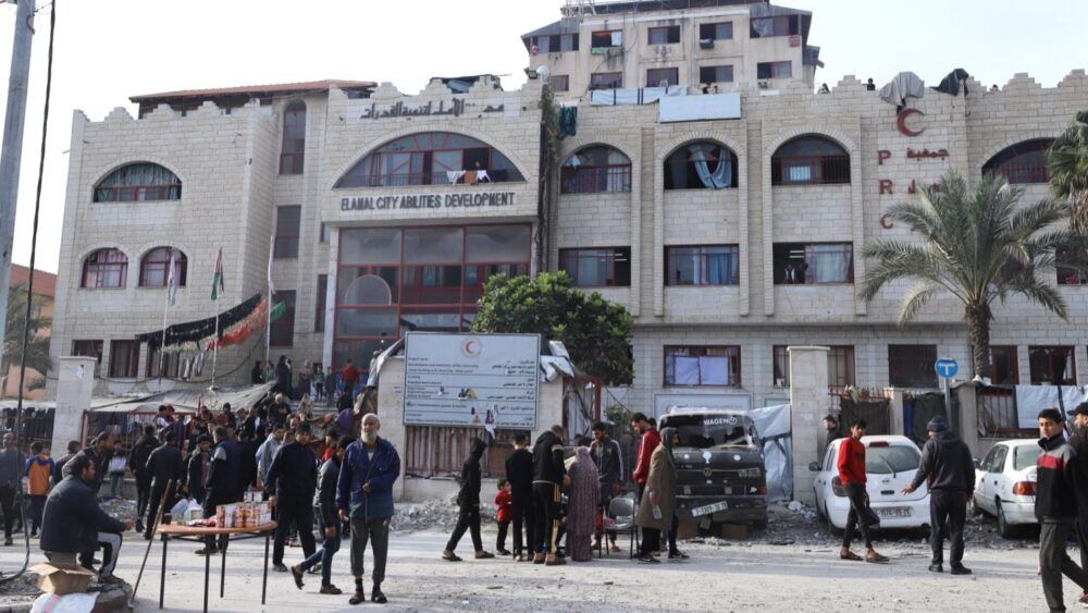 وسط تحذيرات من توقف المولدات الكهربائية بأي لحظة.. الاحتلال يواصل حصار مجمع ناصر ومستشفى الأمل في خانيونس لليوم العاشر