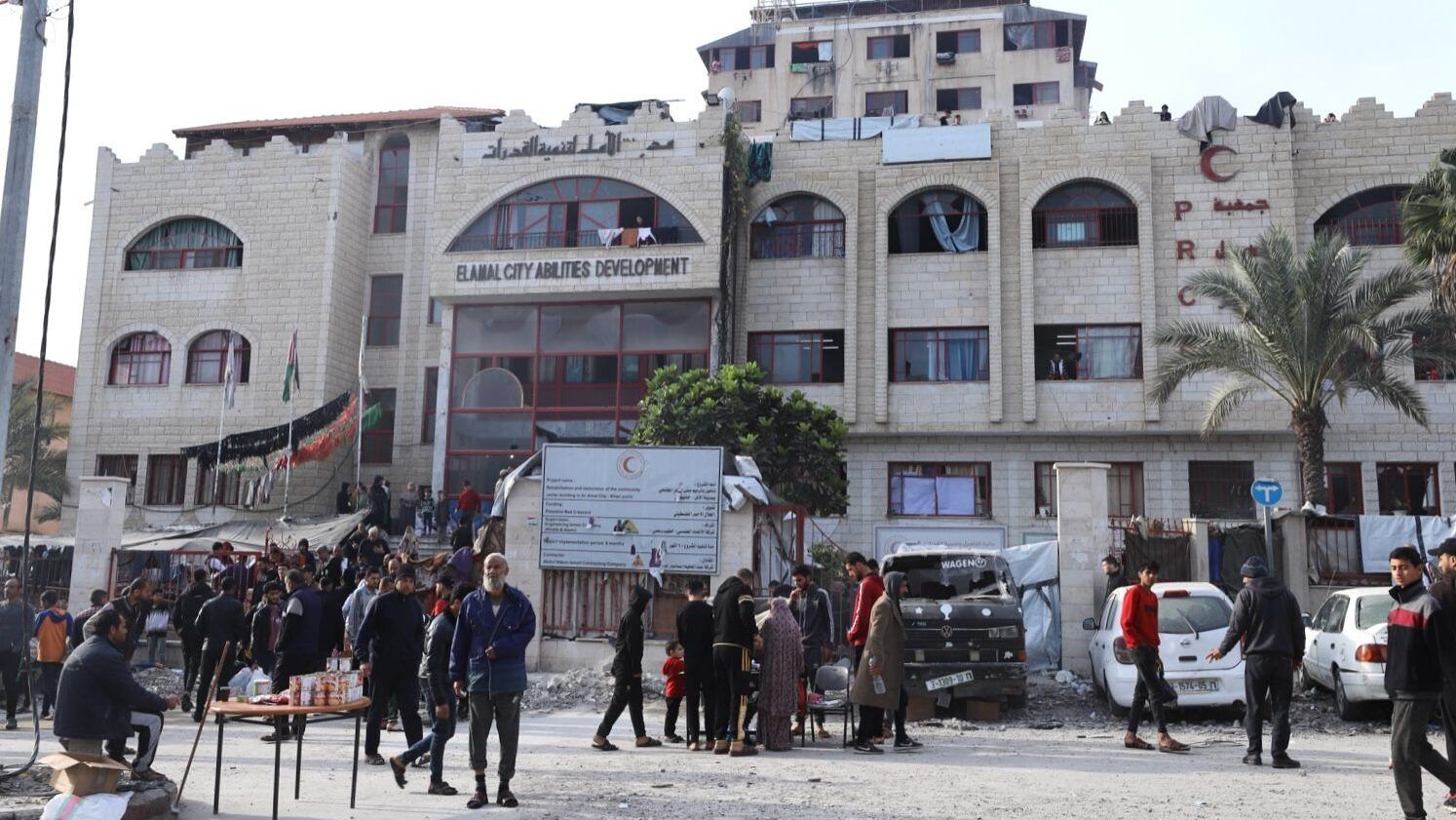 وسط تحذيرات من توقف المولدات الكهربائية بأي لحظة.. الاحتلال يواصل حصار مجمع ناصر ومستشفى الأمل في خانيونس لليوم العاشر