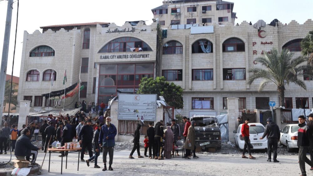 الهلال الأحمر: الاحتلال يستهدف كل من يتحرك في محيط مستشفى الأمل