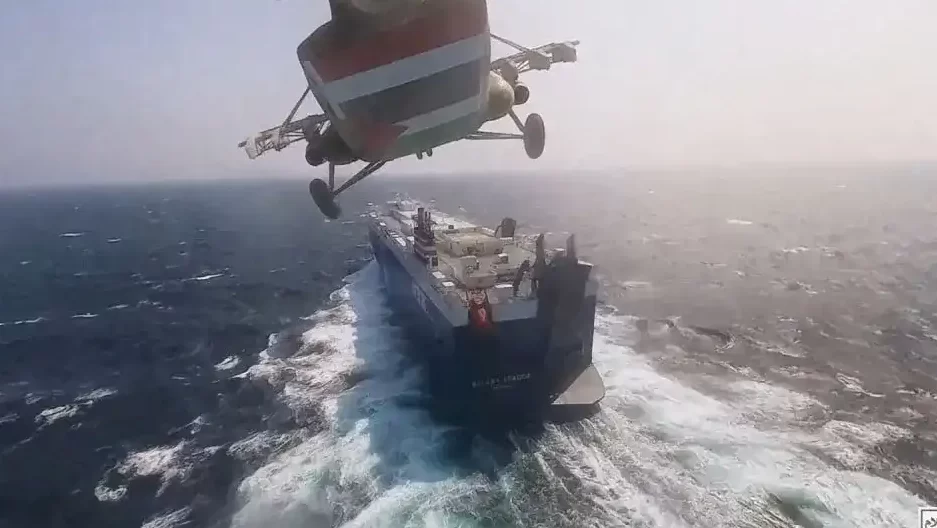 الحوثيون: استهدفنا سفينة بـ"صواريخ بحرية مناسبة وإصابتها بشكل مباشر"