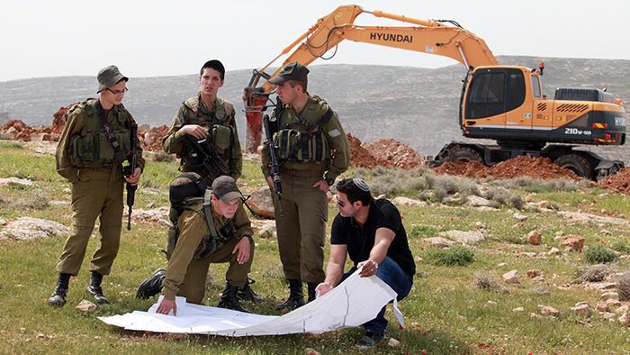 الاحتلال يهدم مساكن وبركسات في دوما جنوب نابلس وينذر بتشريد 50 مواطناً