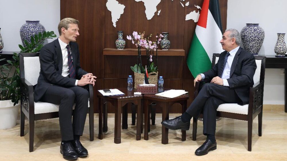 -اشتية: مطلوب من إسرائيل السماح بنقل المساعدات من الضفة الغربية لتسهيل وصولها إلى شمال القطاع