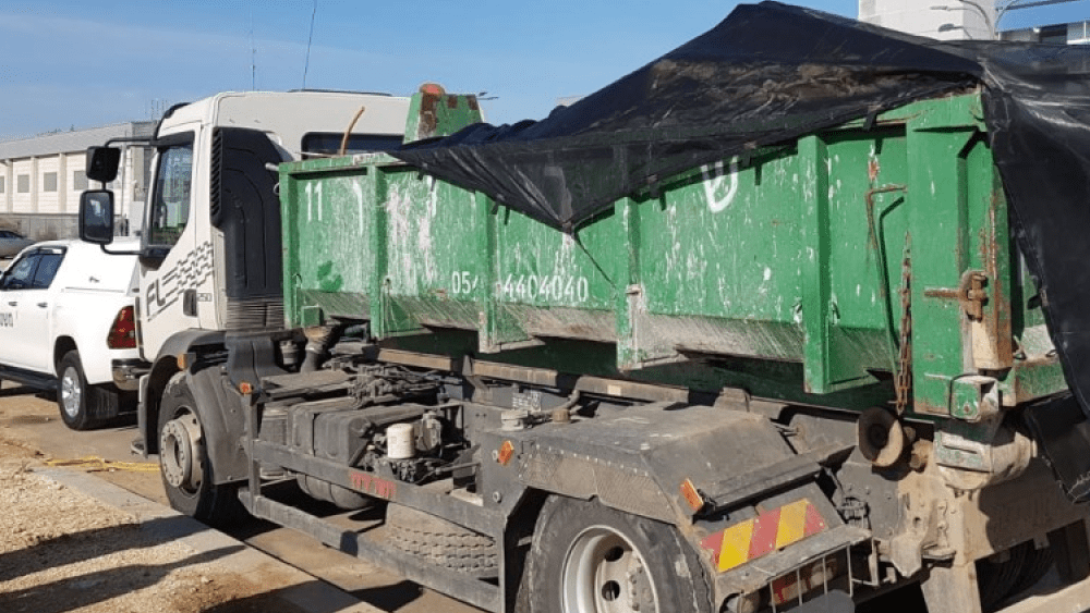 سلفيت: ضبط شاحنتي نفايات مهربة من المستوطنات