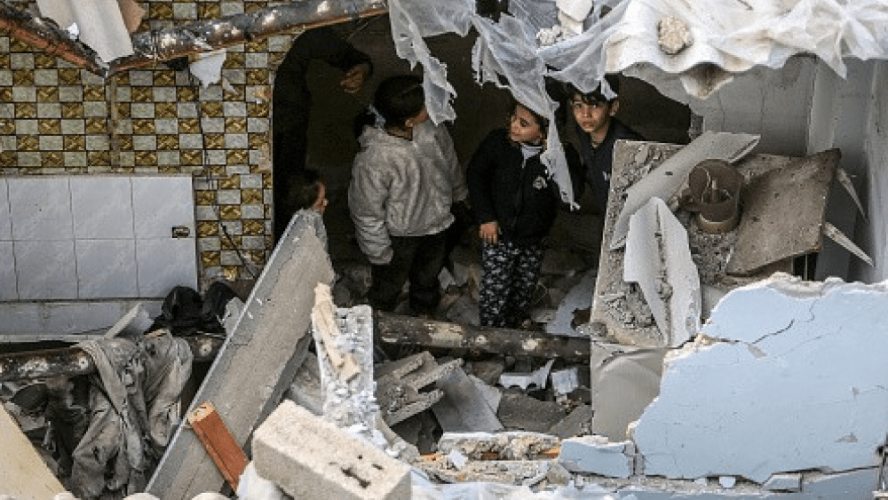 الأورومتوسطي: “إسرائيل” تقيد وصول المساعدات وتقتل ممن حاولوا استلامها بغزة