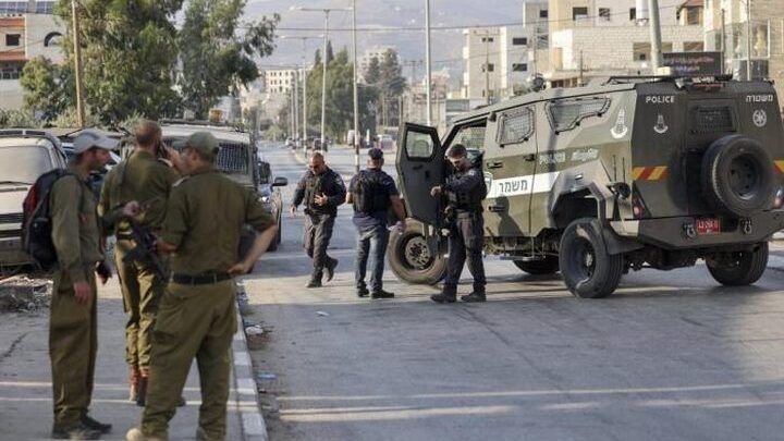 الاحتلال يعتقل ثلاثة مواطنين ويستولي على عدد من المركبات في يطا جنوب الخليل