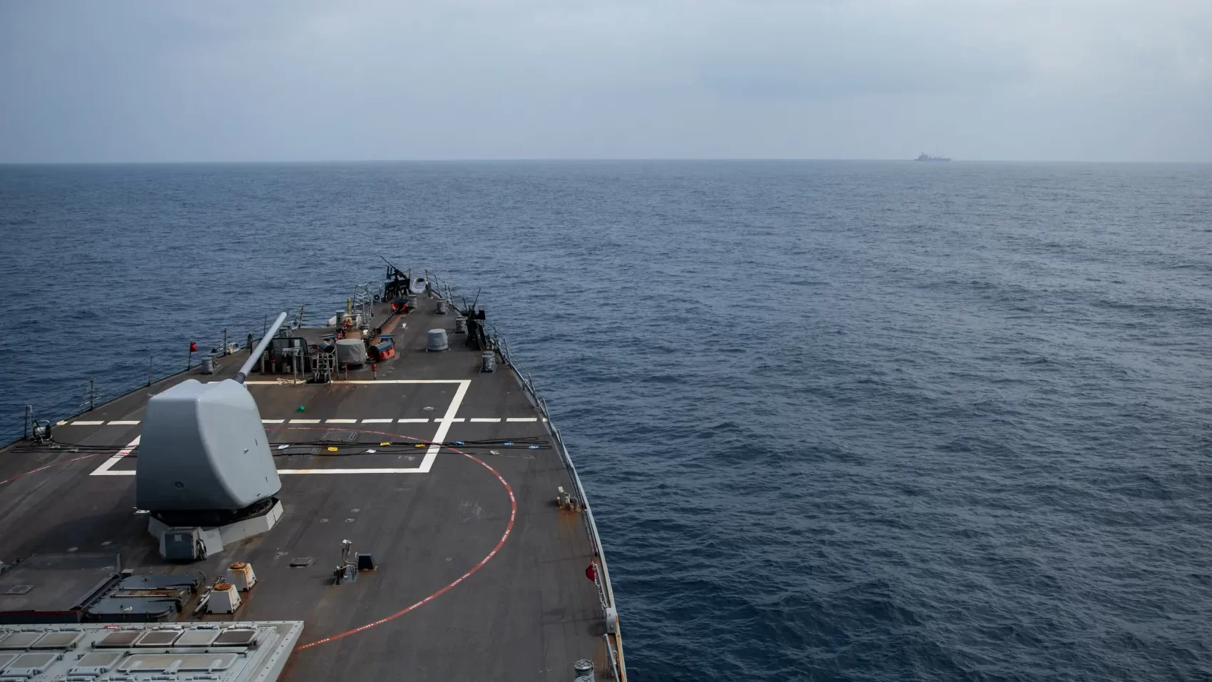 الحوثيون يقصفون مدمرة أميركية بالبحر الأحمر