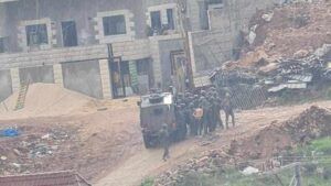 قوات الاحتلال تحاصر منزلا وتعتقل شابا شرق نابلس