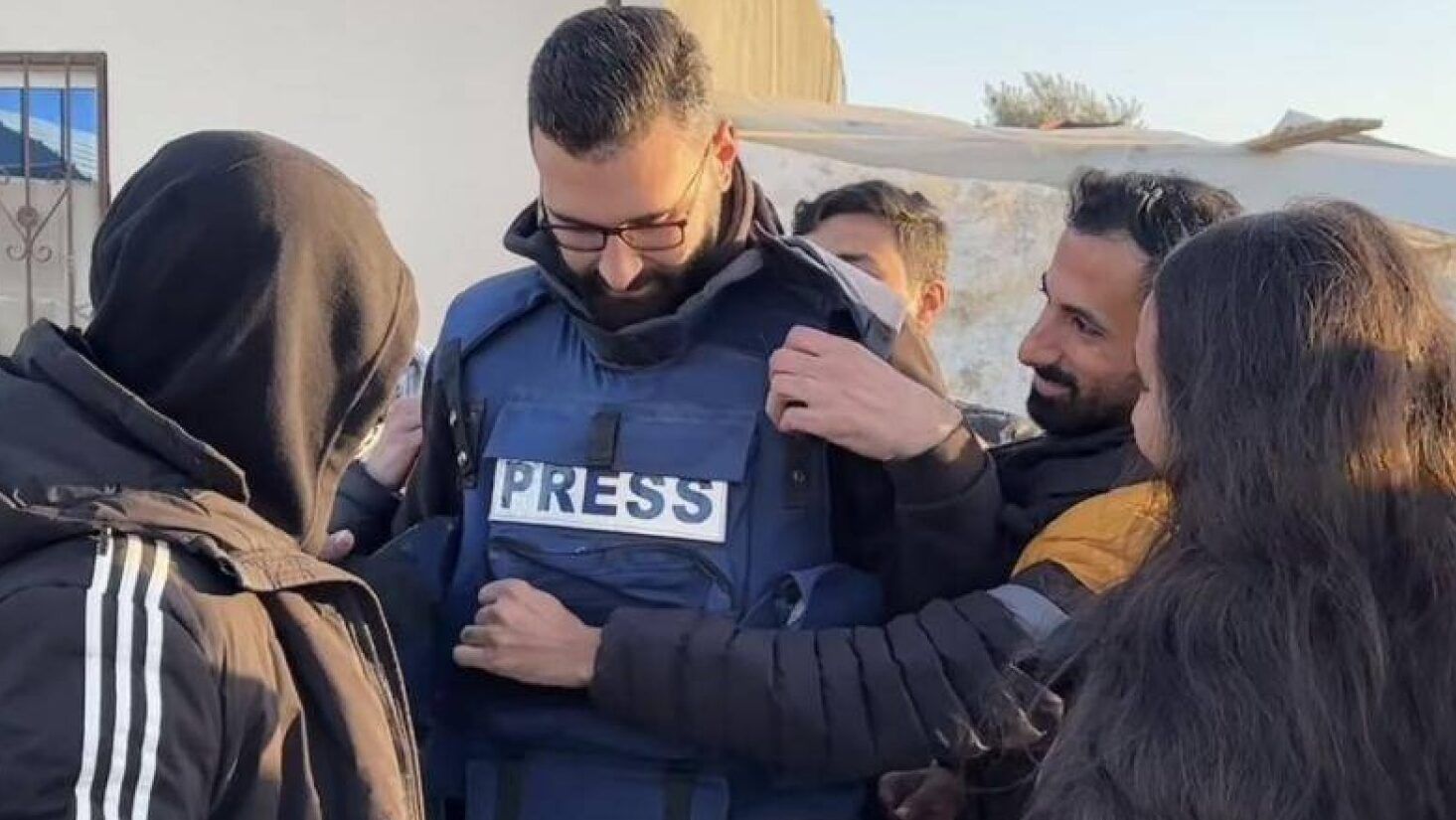 معتز عزايزة يخلع سترته الثقيلة.. ويغادر غزة