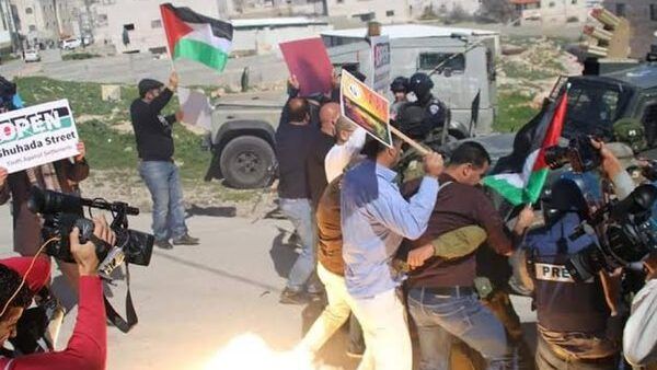الاحتلال يعتدي على مواطنين ويمزق علم فلسطين وصور الشهداء جنوب جنين