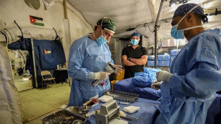 إصابة أحد مرتبات المستشفى الميداني الأردني في قصف استهدف محيطه في خانيونس بغزة