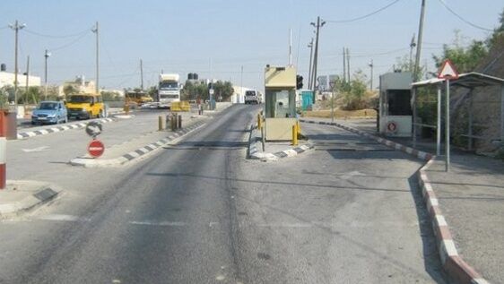 الاحتلال يحتجز فتاتين قرب "روابي" شمال رام الله