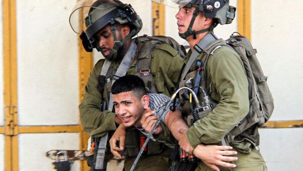 الاحتلال يعتقل شابا وفتى من مدرسته بالقدس المحتلة
