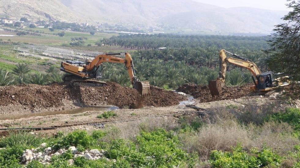 مستوطنون يشقون طريقاً استيطانياً في بتير غرب بيت لحم