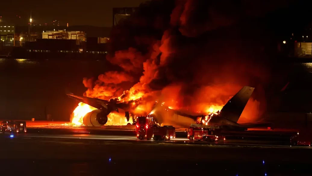 اندلاع النيران على مدرج طائرة تحمل 300 راكب بمطار طوكيو