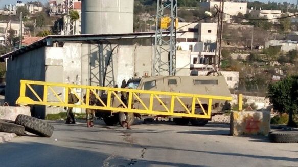 الاحتلال ينصب بوابة حديدية على مدخل مدينة قلقيلية