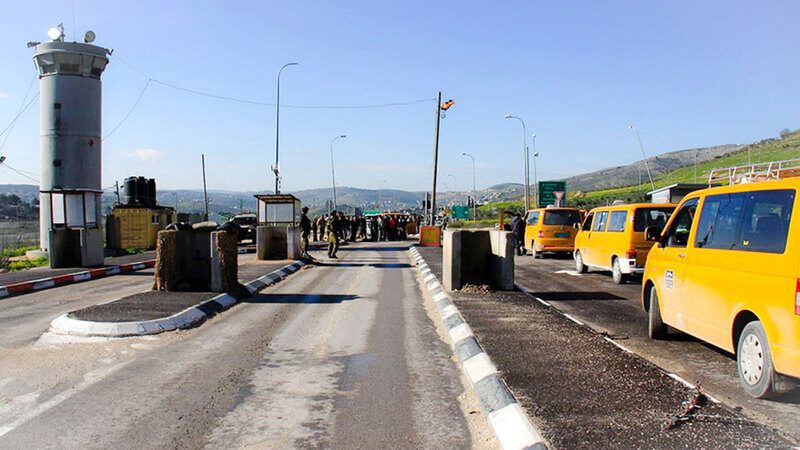 مسافات أطول وسولار أكثر.. حال سائقي العمومي في الضفة