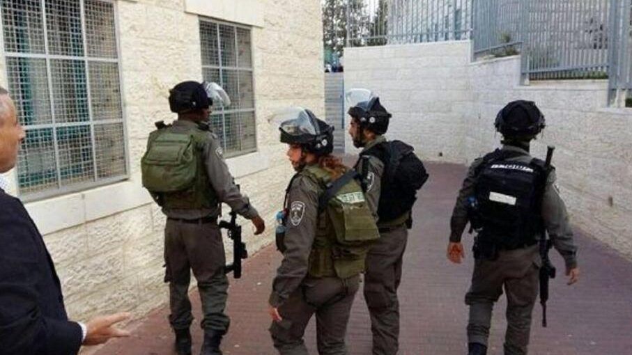 مستوطنون بحماية قوات الاحتلال يقتحمون مدرسة غرب أريحا