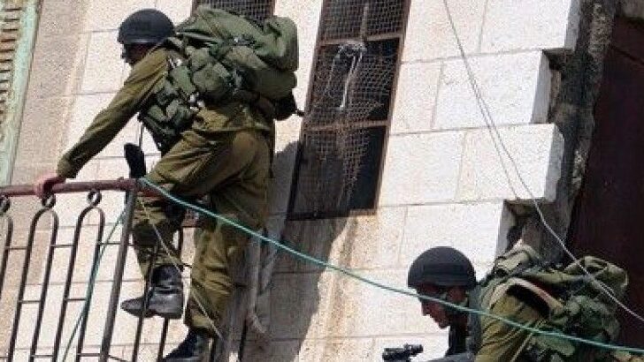 الاحتلال يحوّل منزلاً في يعبد إلى نقطة عسكرية ويداهم منازل في جنين