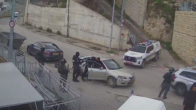 الاحتلال يقتحم منزل شهيد في جبل المكبر ويفرض غرامات على المواطنين قرب باب الساهرة