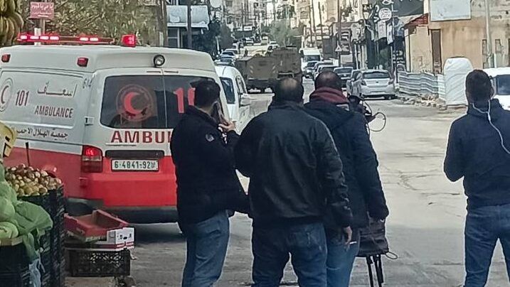 إصابة 4 مواطنين بينهم طفلان بالرصاص واعتقال آخر خلال اقتحام الاحتلال لحي المخفية في نابلس