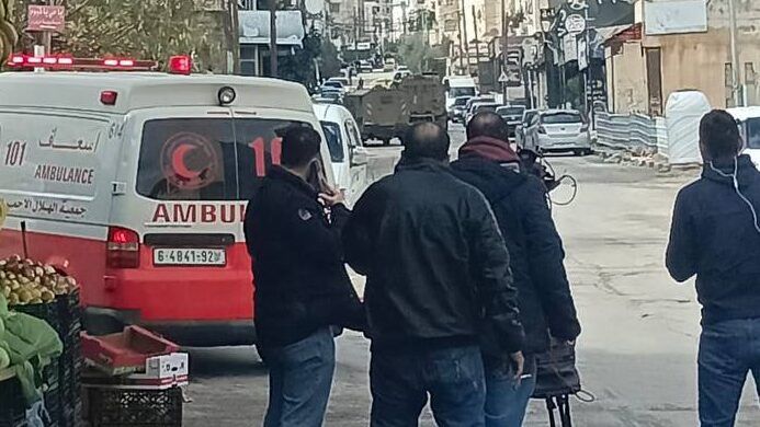إصابة 4 مواطنين بينهم طفلان بالرصاص واعتقال آخر خلال اقتحام الاحتلال لحي المخفية في نابلس