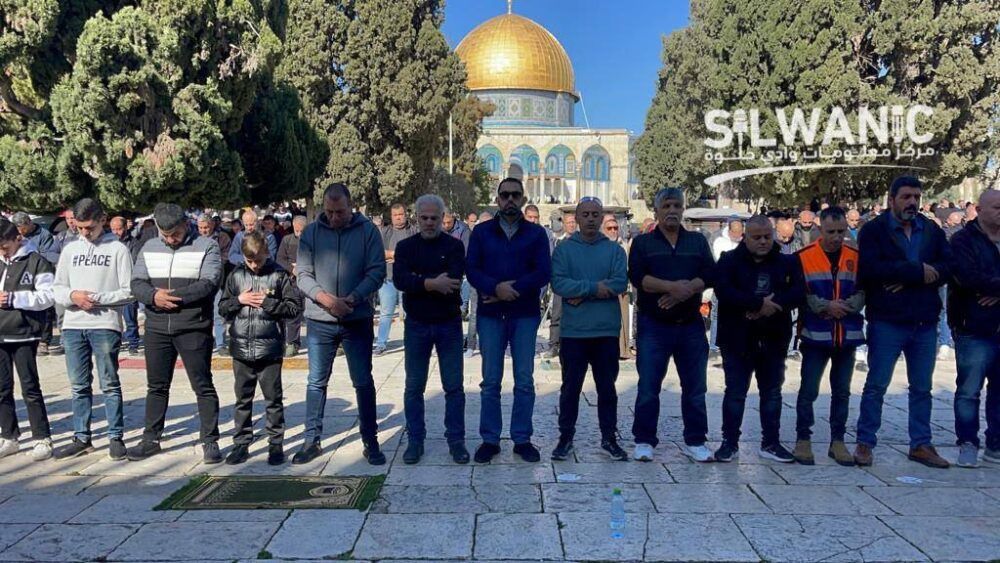 بالرغم من تشديدات الاحتلال.. 15 ألف مواطن يؤدون صلاة الجمعة في المسجد الأقصى