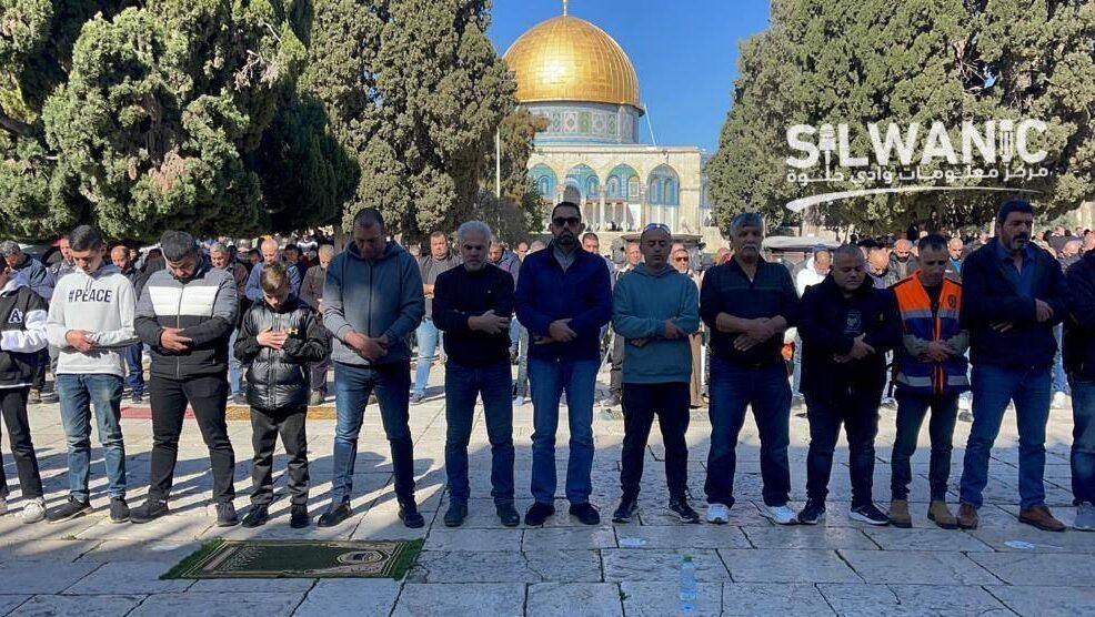 بالرغم من تشديدات الاحتلال.. 15 ألف مواطن يؤدون صلاة الجمعة في المسجد الأقصى