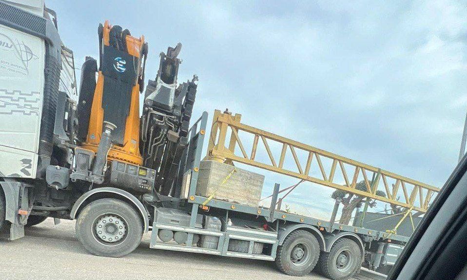 الاحتلال ينصب بوابة حديدية على مدخل مدينة قلقيلية