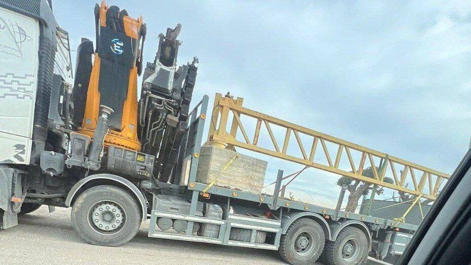 الاحتلال ينصب بوابة حديدية على مدخل مدينة قلقيلية