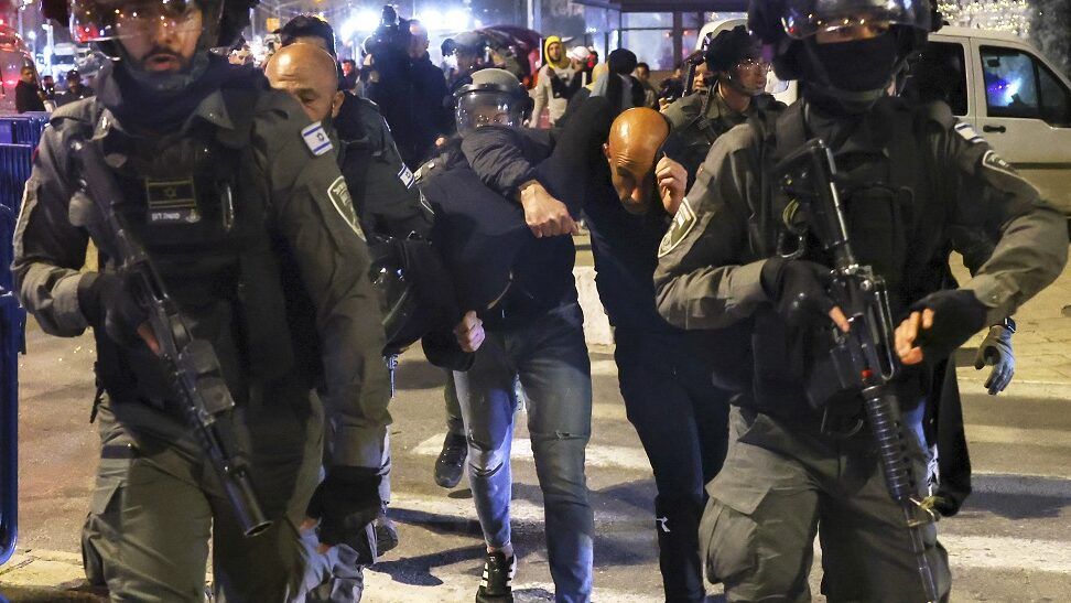 الاحتلال يعتدي بالضرب على مواطنين عقب اقتحام منزليهما في بلدة بني نعيم شرق الخليل