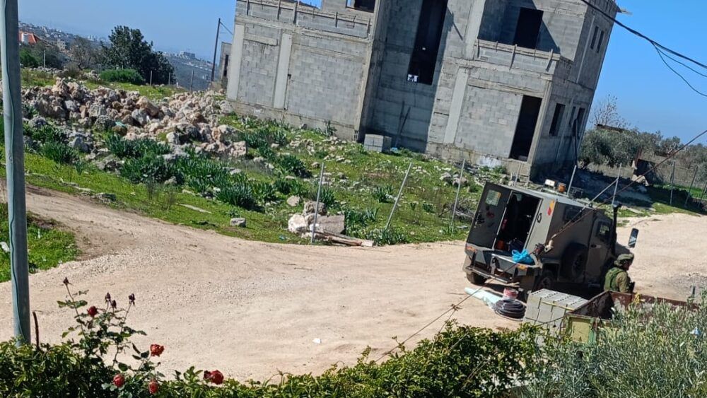 الاحتلال يستولي على معدات بناء في قراوة بني حسان
