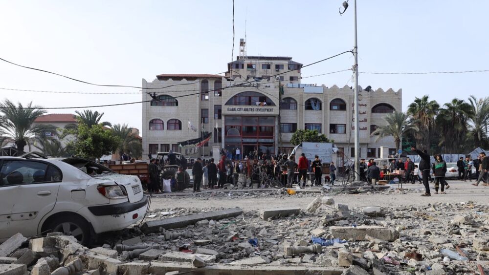 الهلال الأحمر: الاحتلال يقتاد المدير العام والمدير الإداري لمستشفى الأمل إلى جهة مجهولة