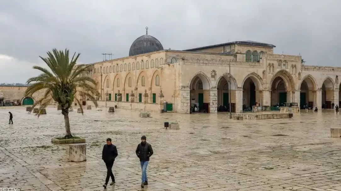 الاحتلال ينصب برجاً وكاميرات مراقبة على أحد أسوار المسجد الأقصى