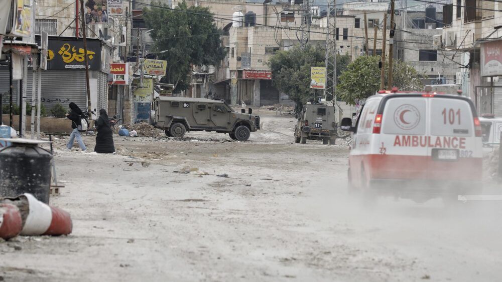 الاحتلال يقتحم مخيم جنين ويعتقل مواطنا