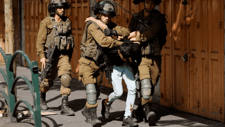 قوات الاحتلال تعتقل شابا وتطلق قنابل الغاز في دورا جنوب الخليل