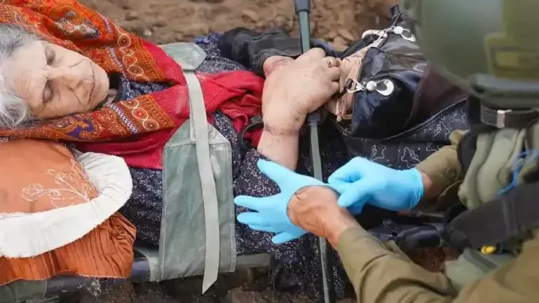 مُسنة فلسطينية تُكذب رواية الاحتلال: كبلوني بالأغلال وضربوني