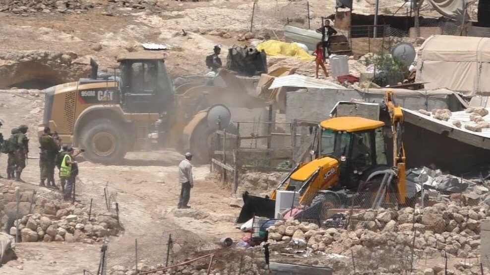 مستوطنون يهدمون مساكن ومنشآت زراعية في مسافر يطا