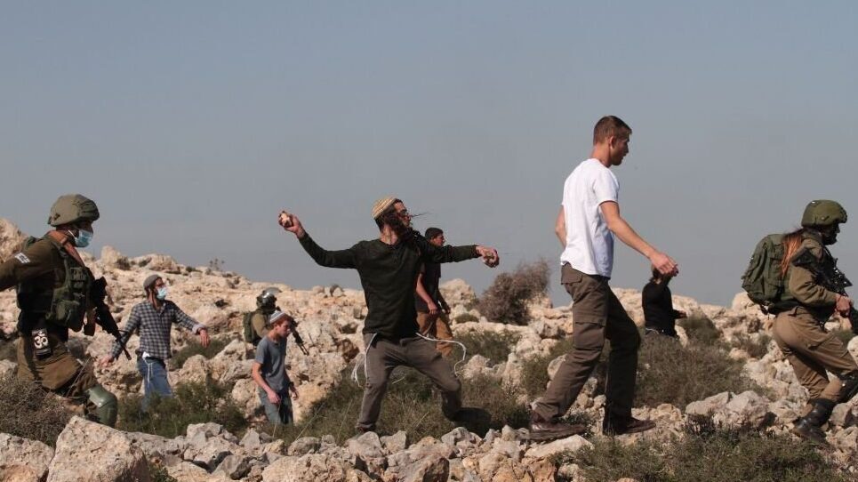 مستوطنون يهاجمون منزلاً في قرية دير نظام شمال رام الله